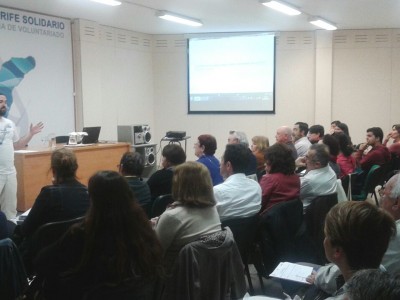 D. Ángel González, representante de la Plataforma Universo Crowdfunding, impartiendo la charla