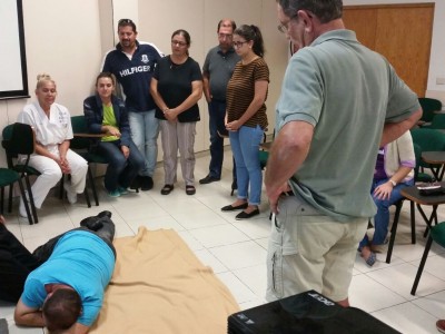 Los participantes al taller realizando un ejercicio práctico