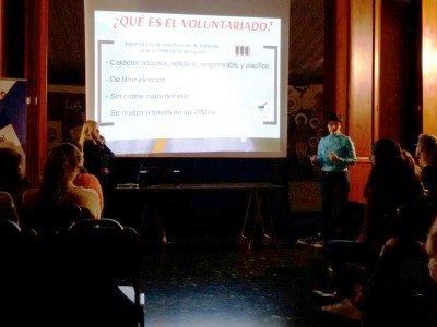 Técnicos de la Oficina de Voluntariado impartiendo el taller