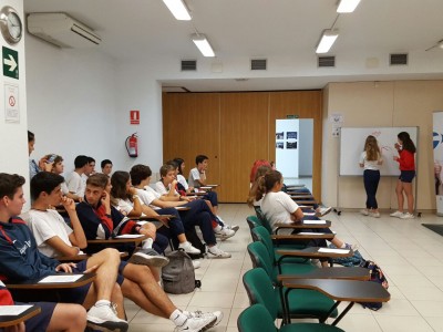 El alumnado del Colegio Hispano Inglés realizando una actividad