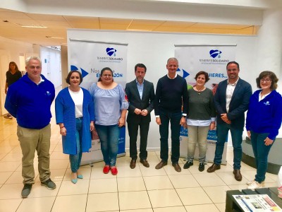 Foto de familia en la visita del punto de información del voluntariado en la Orotava