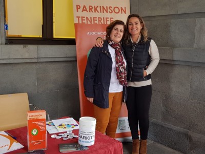 Mesa informativa de La Asociación Provicincial de Familiares y Enfermos de Parkinson de Tenerife en el Cabildo de Tenerife