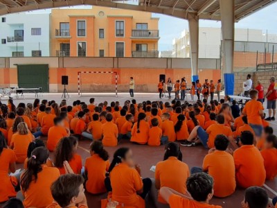 Un instante de una actividad en el patio del centro educativo