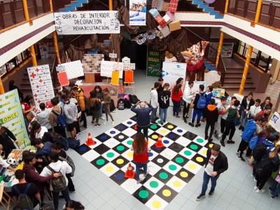 Zona de stands de las Entidades de Voluntariado en la I Jornada de Voluntariado y Solidaridad IES Cruz Santa