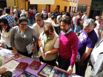 El presidente del Cabildo, Carlos Alonso, acompañado de la consejera de Acción Social, Coromoto Yanes, y la directora insular de Voluntariado e Inclusión Social, Juana de la Rosa visitando los stands de la Feria