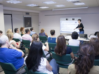 La Técnico de la Oficina de Voluntariado impartiendo la Charla