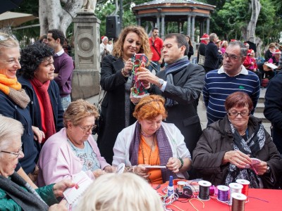 La consejera Cristina Valido y el alcalde de Santa Cruz José Bermúdez, en la inauguración del mercadillo solidario