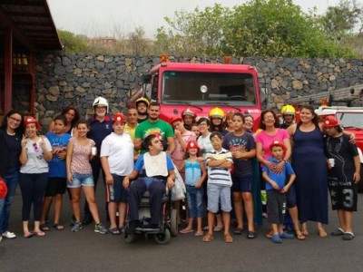 Integrantes de INDISPAL en el parque de Bomberos de la Grama, La Palma