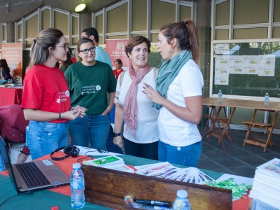 La directora Insular de Acción Social, Juana de la rosa junto a voluntarias en la II Feria de Solidaridad y Voluntariado de la ULL