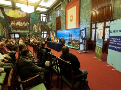 El Presidente del Cabildo, Don Carlos y representantes de diversas asociaciones de mayores en el Salón Noble del Cabildo