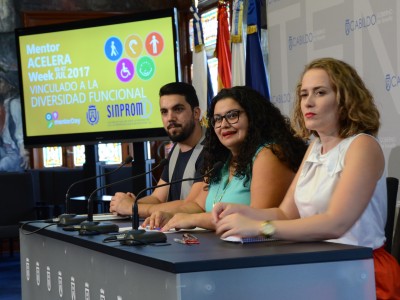 La Consejera Insular del Área de Gobierno Abierto, Acción Social y Atención Ciudadana y Vicepresidenta de Sinpromi, S.L Coromoto Yanes en la presentación del Menor Day