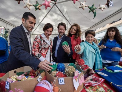 El presidente del Cabildo, Carlos Alonso, y la consejera de Acción Social, Cristina Valido visitando los stands