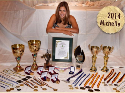 La nadadora del club de natación Ademi Michelle Alonso  con sus trofeos