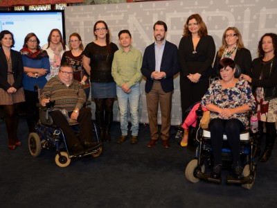 El Presidente del Cabildo, Don Carlos Alonso y la Consejera de Igualdad, estefanía Castro junto a representantes de las cinco asociaciones que han colaborado en los vídeos