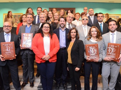 Foto grupal de autoridades, integrantes de SINPROMI y premiados