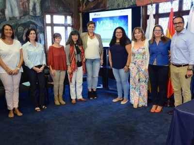 La consejera insular de Igualdad, Estefanía Castro junto a La vicepresidenta de Sinpromi, Coromoto Yanes, la concejala de Igualdad de La Laguna, Flora Marrero, junto a los representantes de las asociaciones que apoyan el proyecto