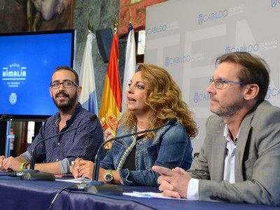 La vicepresidenta y consejera insular de Acción Social, Cristina Valido junto al presidente de AFES Salud Mental, Enrique González Camacho, y el director de Canarias Radio La Autonómica, Miguel Moreno Guedes. 