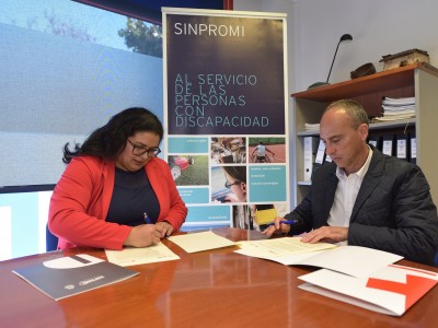 La vicepresidenta de Sinpromi, Coromoto Yanes y el presidente provincial de Cruz Roja Española en Santa Cruz de Tenerife, Carlos Coello