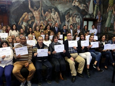 Las 48 personas beneficiarias del programa formativo con sus diplomas