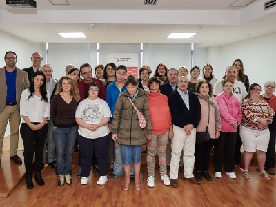 El Gerente de SIMPROMI S. L., Adal Garcia junto con los componentes del taller de teatro