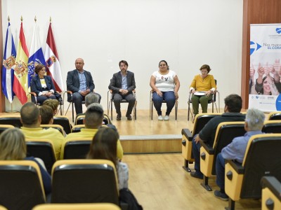 Un instante del acto de inauguración de la Oficina del Programa Tenerife Solidario en San isidro