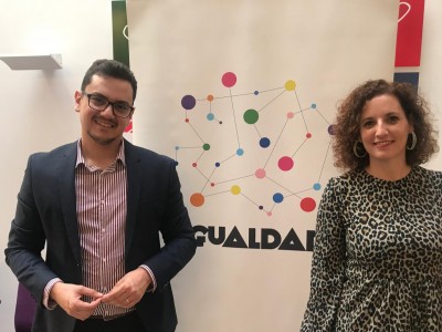 El consejero delegado de Participación Ciudadana y Diversidad del Cabildo de Tenerife, Nauzet Gugliotta con su homóloga en la institución grancanaria, Sara Ramírez