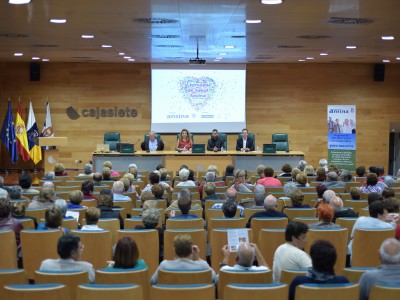 Vista general de la sala y mesa presidencial