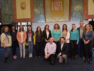 La vicepresidenta y consejera insular de Acción Social, Cristina Valido, junto a los representantes de las asociaciones y empresas