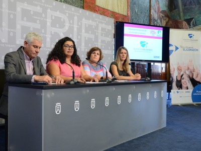 La consejera de Acción Social Coromoto Yanes, acompañada de la directora insular de Voluntariado e Inclusión Social, Juana de la Rosa, José Luis Barquín, de la Asociación de Padres de Personas afectadas de Autismo de Tenerife (Apanate) y  Maite Salazar, responsable de Recursos Humanos de la Autoridad Portuaria de Santa Cruz de Tenerife