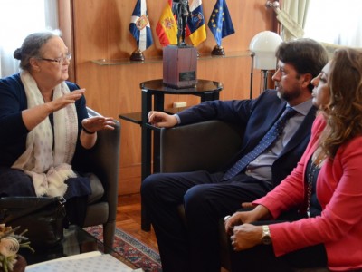 El presidente del Cabildo, Carlos Alonso, la consejera de Acción Social, Cristina Valido y Anna Ferrer, presidenta de la Fundación Vicente Ferrer