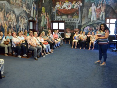 Mayores de Santiago del Teide conocen en el Salón Noble del Cabildo los murales del pintor José Aguiar. 