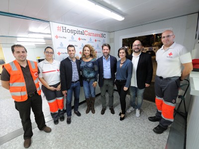 El presidente del Cabildo, Carlos Alonso y la vicepresidenta y consejera insular de Acción Social, Cristina Valido, junto a los voluntarios