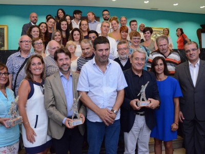 El Presidente del Cabildo, Don Carlos junto a los integrantes de la La Asociación de Familiares y Enfermos de Párkinson de Tenerife