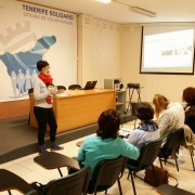 La Técnico de la Oficina de Voluntariado Candelaria González Vizcaino, impartiendo parte del contenido