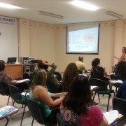 Vista parcial de la sala y la ponente