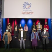 Foto grupal de autoridades con los premiados y premiadas