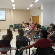 La ponente entre los asistentes realizando una actividad