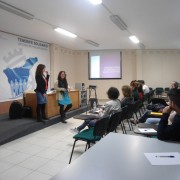 Vista general de la sala y las docentes del curso impartiendo el taller