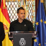 Víctor Añino Bermúdez “Vitolo”, presidente de la Asociación Amigos de Vitolo agradeciendo la Mención Honorífica otorgada a su asociación