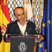 El Padre Pepe de Añaza, agradeciendo la Mención Honorífica otorgada a su persona
