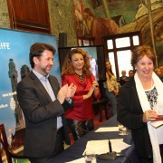 María del Pilar González Domínguez, voluntaria de ATEM y AECC, recogiendo la Mención Honorífica otorgada a su persona