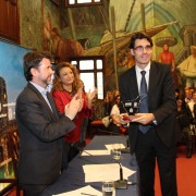 Juan Carlos de León, Gerente del Grupo Fedola, recogiendo la Mención Honorífica otorgada a su entidad