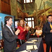D. Iván Garosa, director y presentador del programa "Saber que se Puede" de la Televisión Autonómica, recogiendo la Mención Honorífica otorgada a su programa