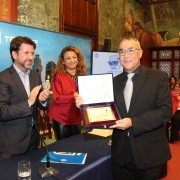La Asociación Cultural y Musical Crearte de Tejina recogiendo placa de agradecimiento por su colaboración con actuación musical