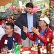 El presidente del Cabildo Don Carlos Alonso saludando a los diversos participantes