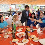 El presidente del Cabildo Don Carlos Alonso saludando a los diversos participantes