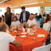 El presidente del Cabildo Don Carlos Alonso y la Consejera Insular Cristina Valido saludando a los diversos participantes