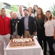 El Presidente del Cabildo Carlos Alonso, La Consejera Insular Cristina Valido e integrantes del Instituo Canario de Hemodonación y Hemoterapia con la tarta conmemorativa del encuentro