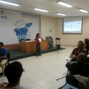 Vista parcial de la sala y la ponente en una actividad