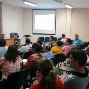 Vista parcial de la sala y los ponentes